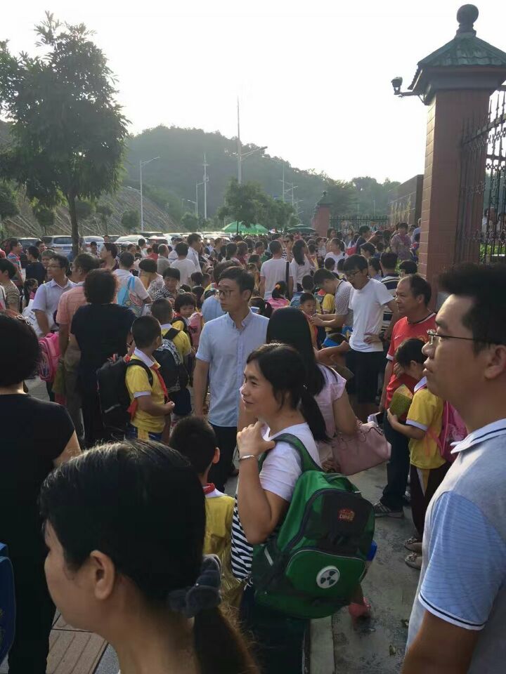 金秋九月開學(xué)季，眾家長齊聚江門保利大都會的范羅崗小學(xué)送孩子開學(xué)